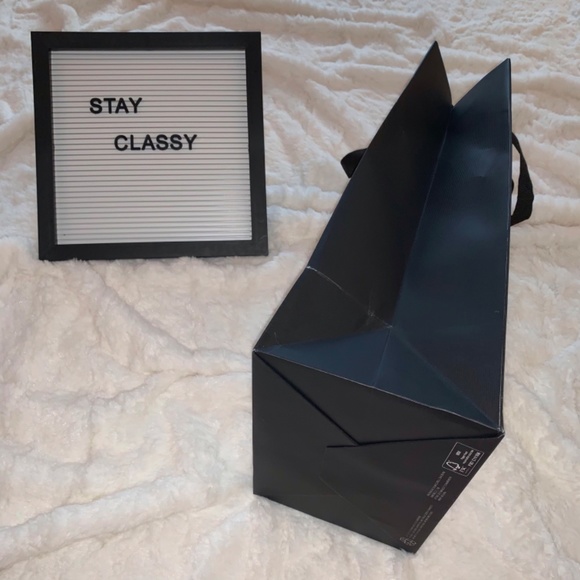 Authentic Gucci Paper Gift Bag - Picture 2 of 5